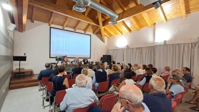 la sala Auditorium Biblioteca Civica di Alassio durante un evento