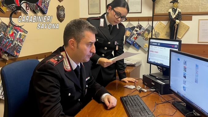 Due carabinieri al lavoro in ufficio