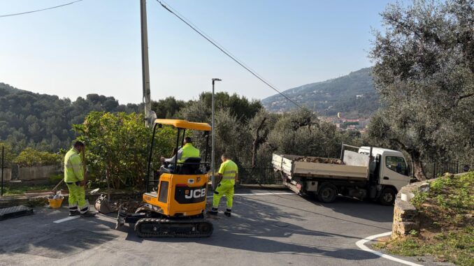I lavori in corso ad Andora per la realizzazione della nuova linea cablata di Borgo Castello