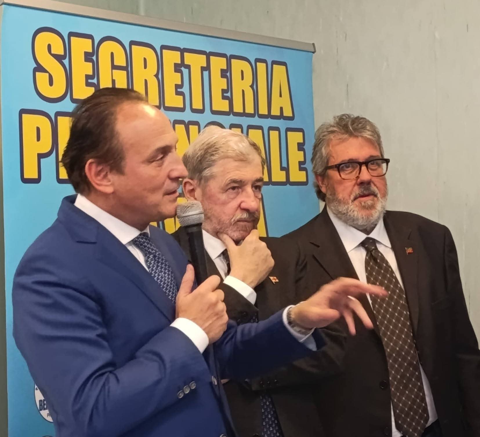 Cirio - Bucci - Vaccarezza all'inaugurazione della sede; cirio mentre parla al microfono