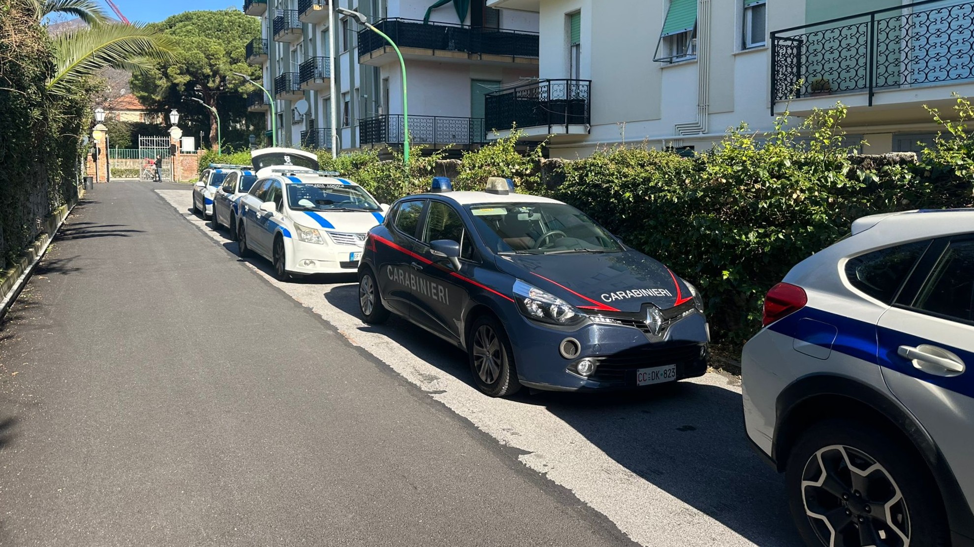 le auto delle forze dell'ordine impegnate nei controlli Antidroga All'Istituto Falcone di Loano