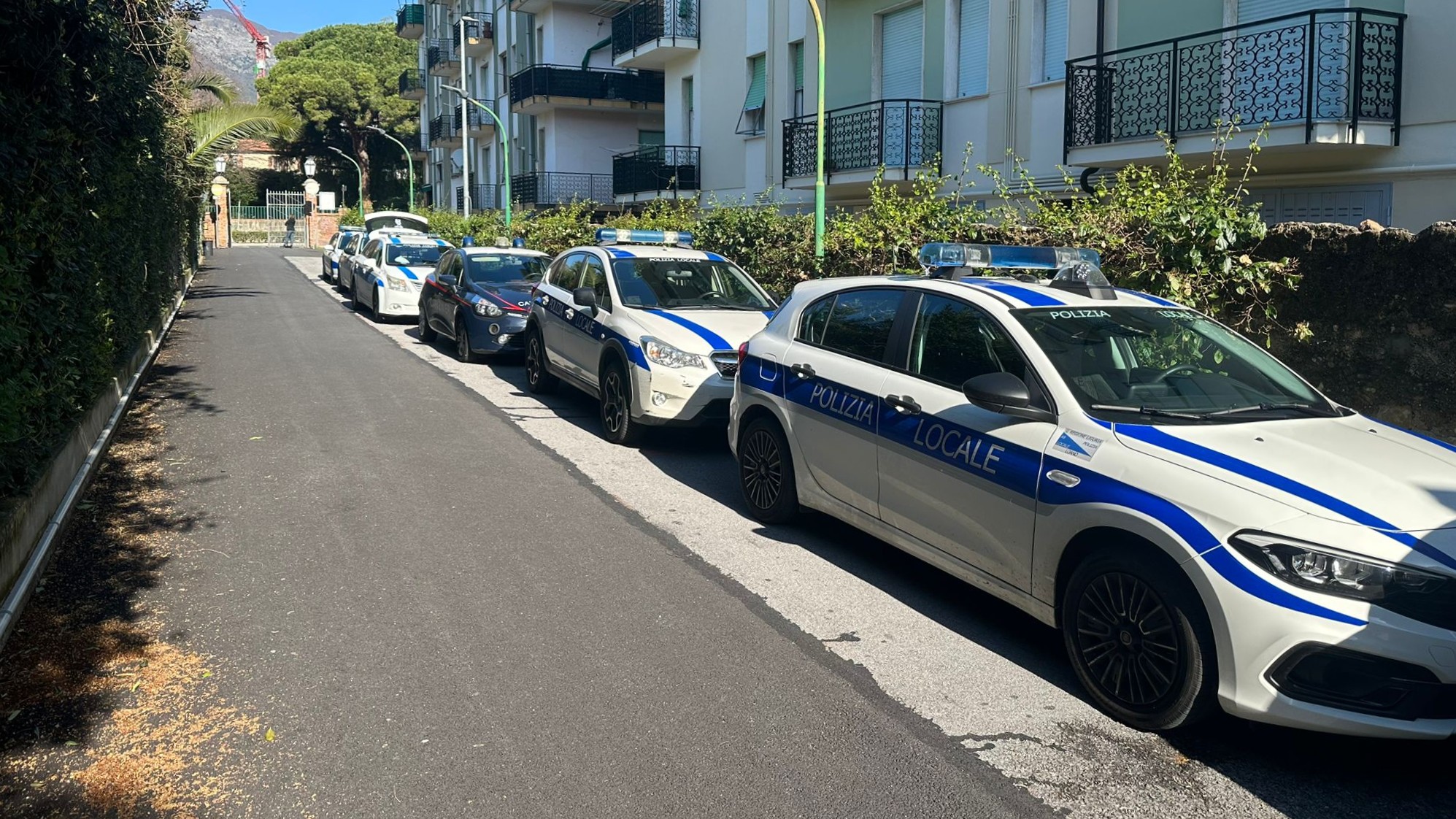 le auto delle forze dell'ordine impegnate nei controlli Antidroga All'Istituto Falcone di Loano