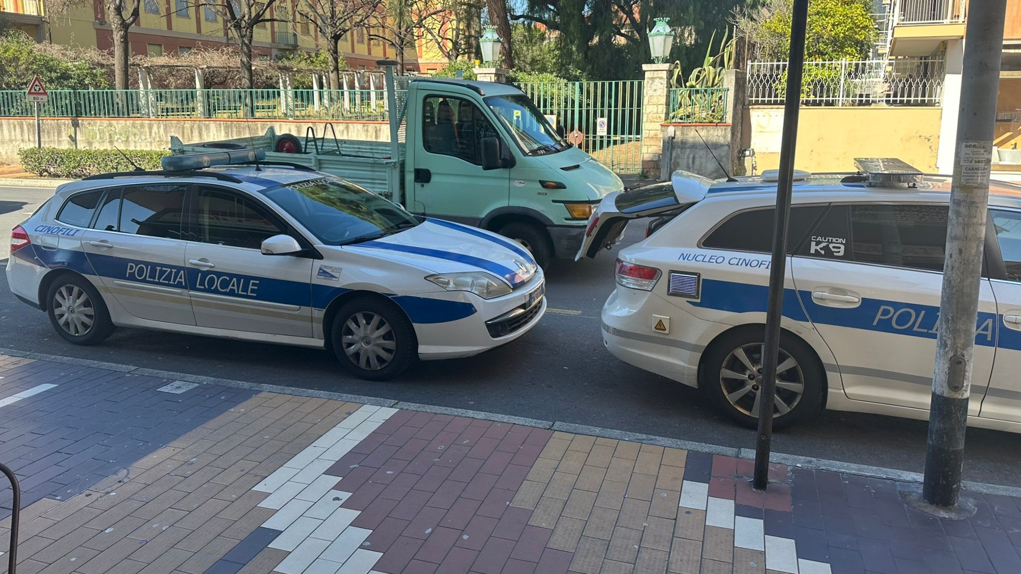 le auto delle forze dell'ordine impegnate nei controlli Antidroga All'Istituto Falcone di Loano