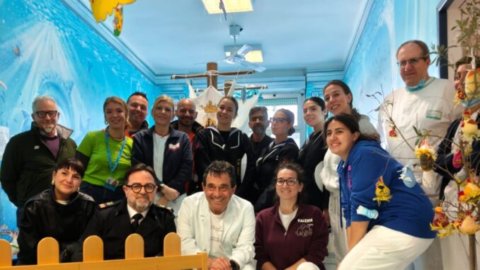 Foto di gruppo in occasione delle visite e donazioni all'ospedale