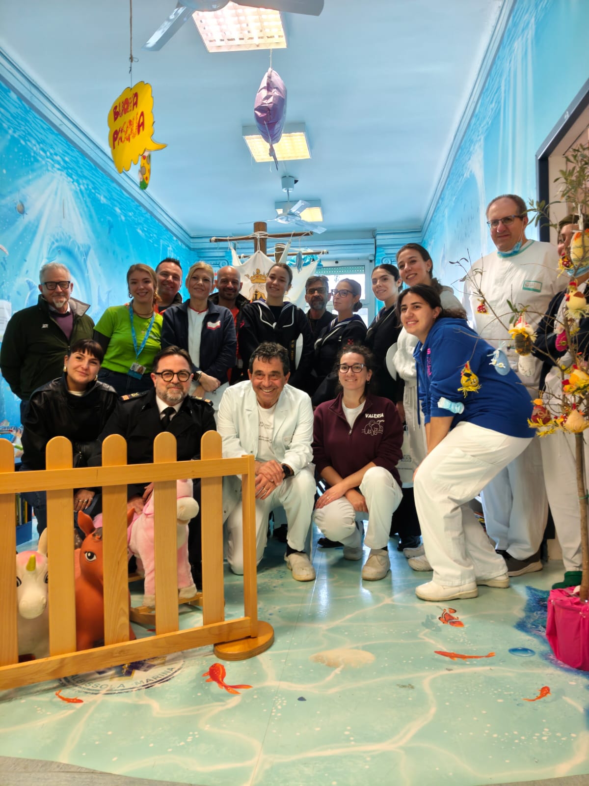 Foto di gruppo in occasione delle visite e donazioni all'ospedale