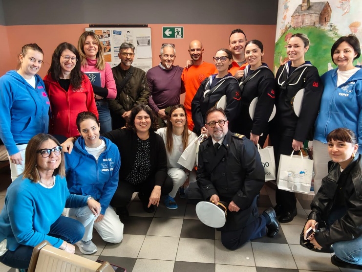 Foto di gruppo in occasione delle visite e donazioni all'ospedale