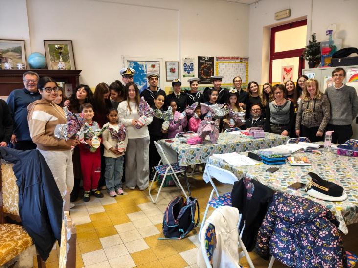Foto di gruppo in occasione delle visite e donazioni al doposcuola