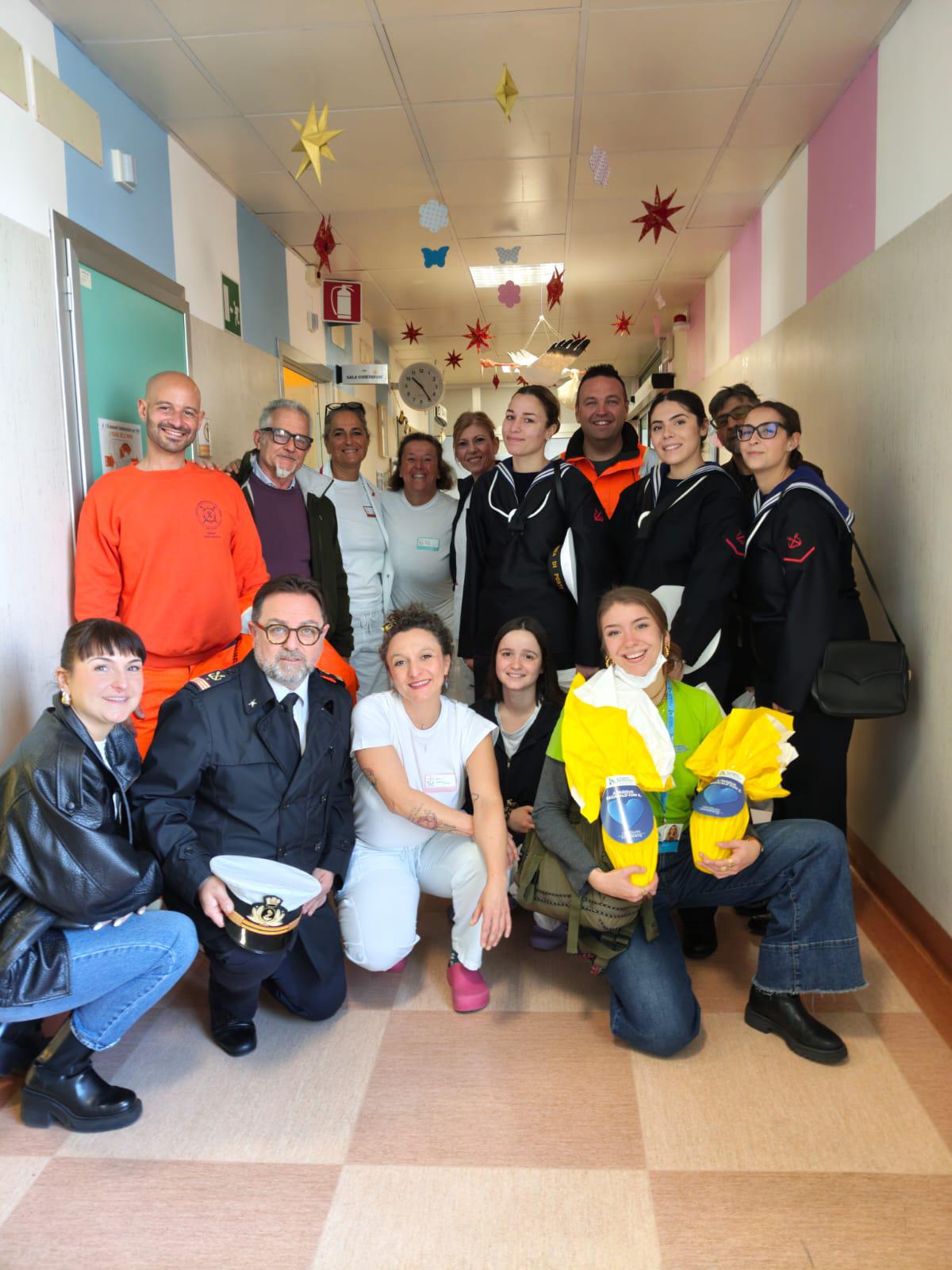 Foto di gruppo in occasione delle visite e donazioni all'ospedale