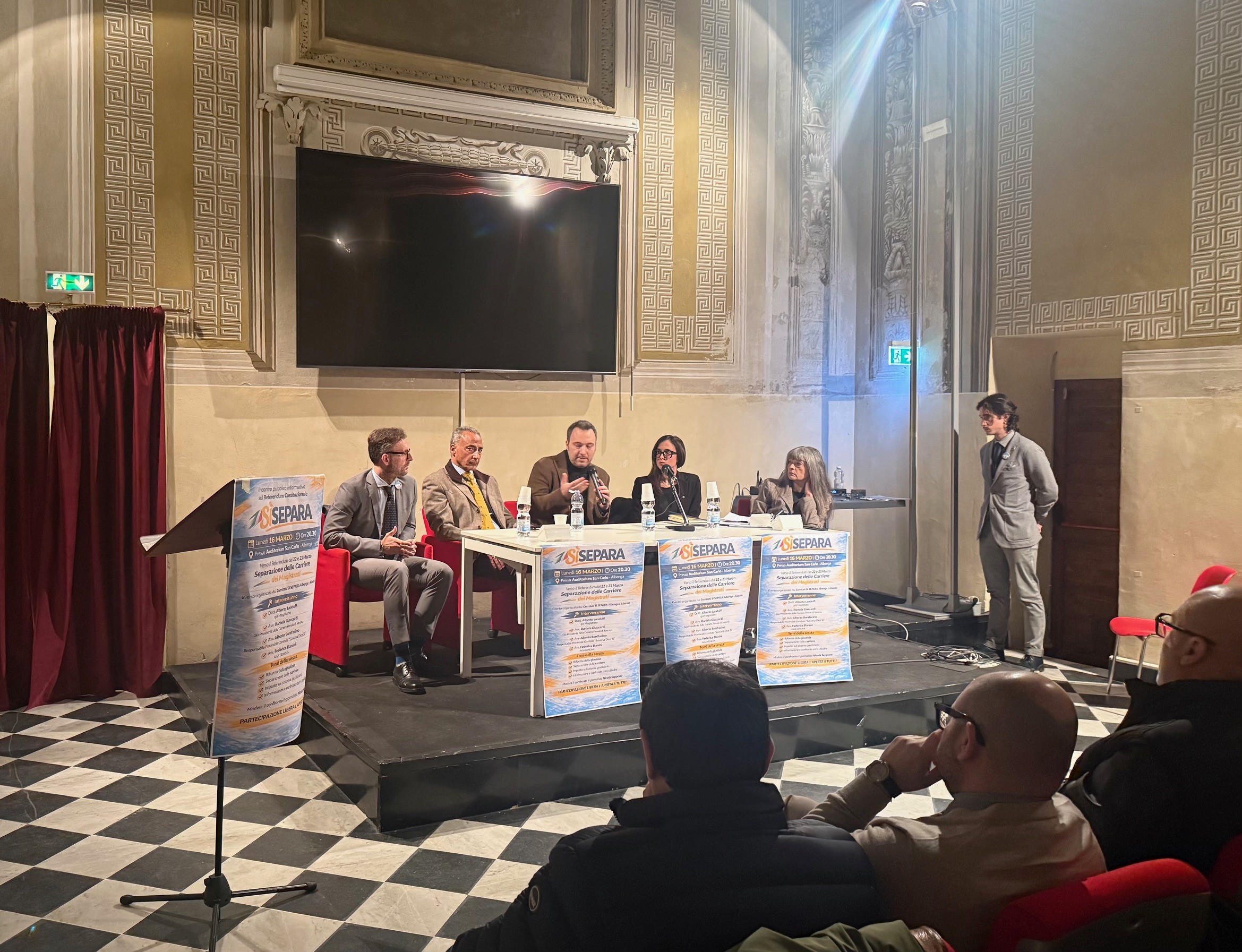 Sala e relatori incontro referendum Albenga