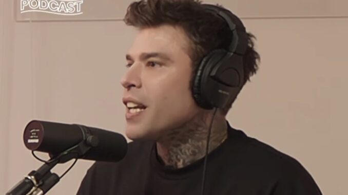 Fedez davanti al microfono duranate un podcast