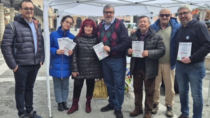 I partecipanti al Gazebo di Forza Italia in Piazza Sisto a Savona