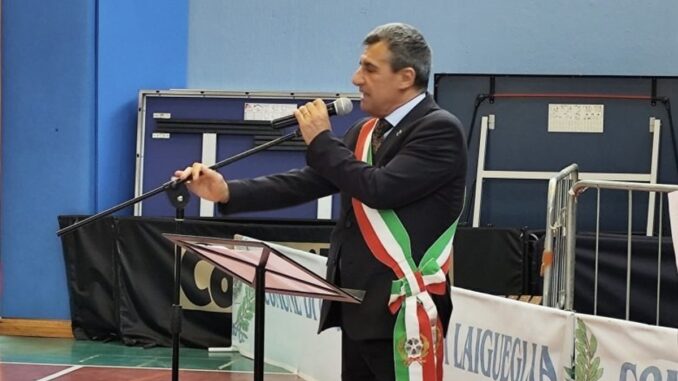 Il sindaco di Laigueglia Giorgio manfredi inquadrato di profilo , davanti al microfono con la fascia tricolore in occasione di un evento pubblico promosso dal Comune