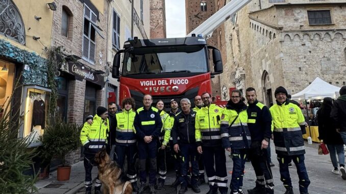 foto Gruppo protezione civile Albenga nel centro storico vicino a piazza IV Novembre