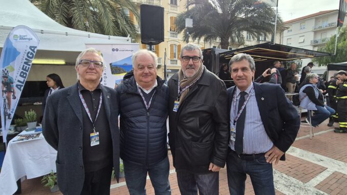 Il consigliere regionale Angelo Vaccarezza ad Albenga nel Villaggio partenza del Trofeo Laigueglia, insieme al sindaco di Laigueglia Manfredi