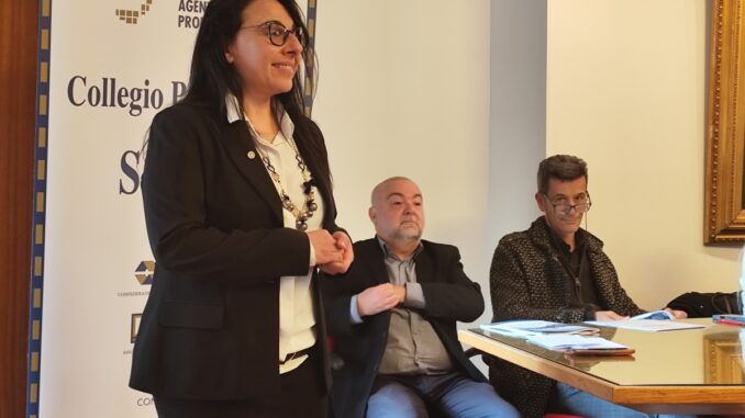 Laura Tiloca, Presidente Provinciale FIAIP Savona, in piedi mentre parla durante una riunione del Collegio provinciale