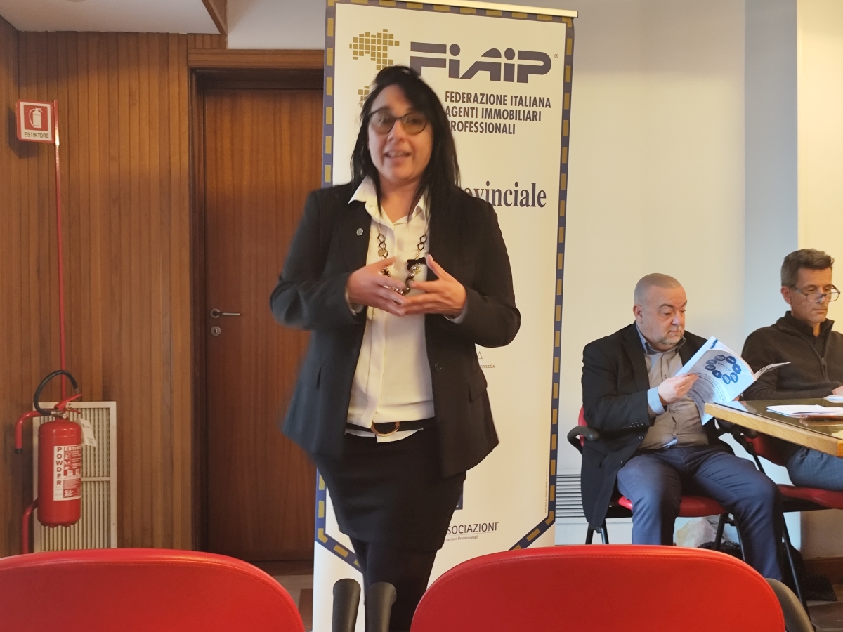 Laura Tiloca, Presidente Provinciale FIAIP Savona, in piedi mentre parla durante una riunione del Collegio provinciale