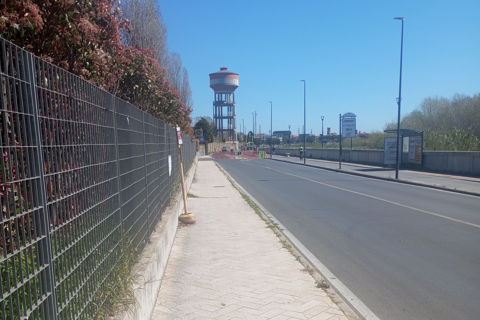 i lavori in corso con la gru all'opera