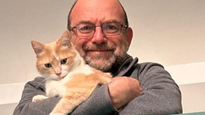 Mario Ferrando ritratto con un suo gatto