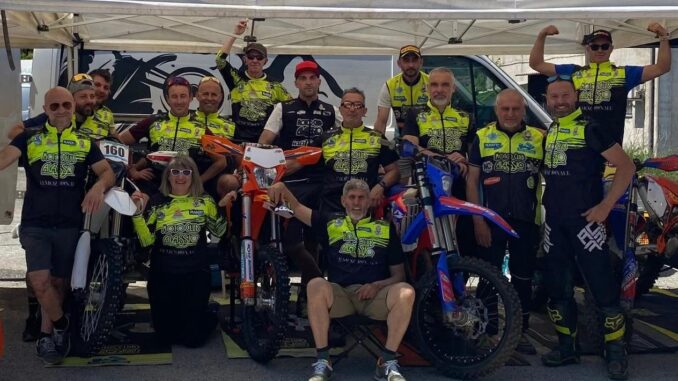 foto di gruppo dei soci Motoclub Alassio in tenuta di gara