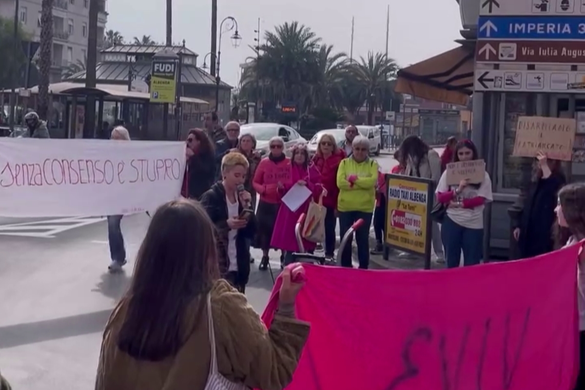 Non una di meno manifestazione Albenga 8 marzo, il corteo vicino a piazza del Popolo e al ponte rosso