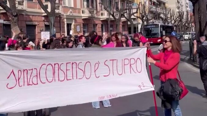Non una di meno manifestazione Albenga 8 marzo, il corteo avanza tra viale Pontelungo e via Genova