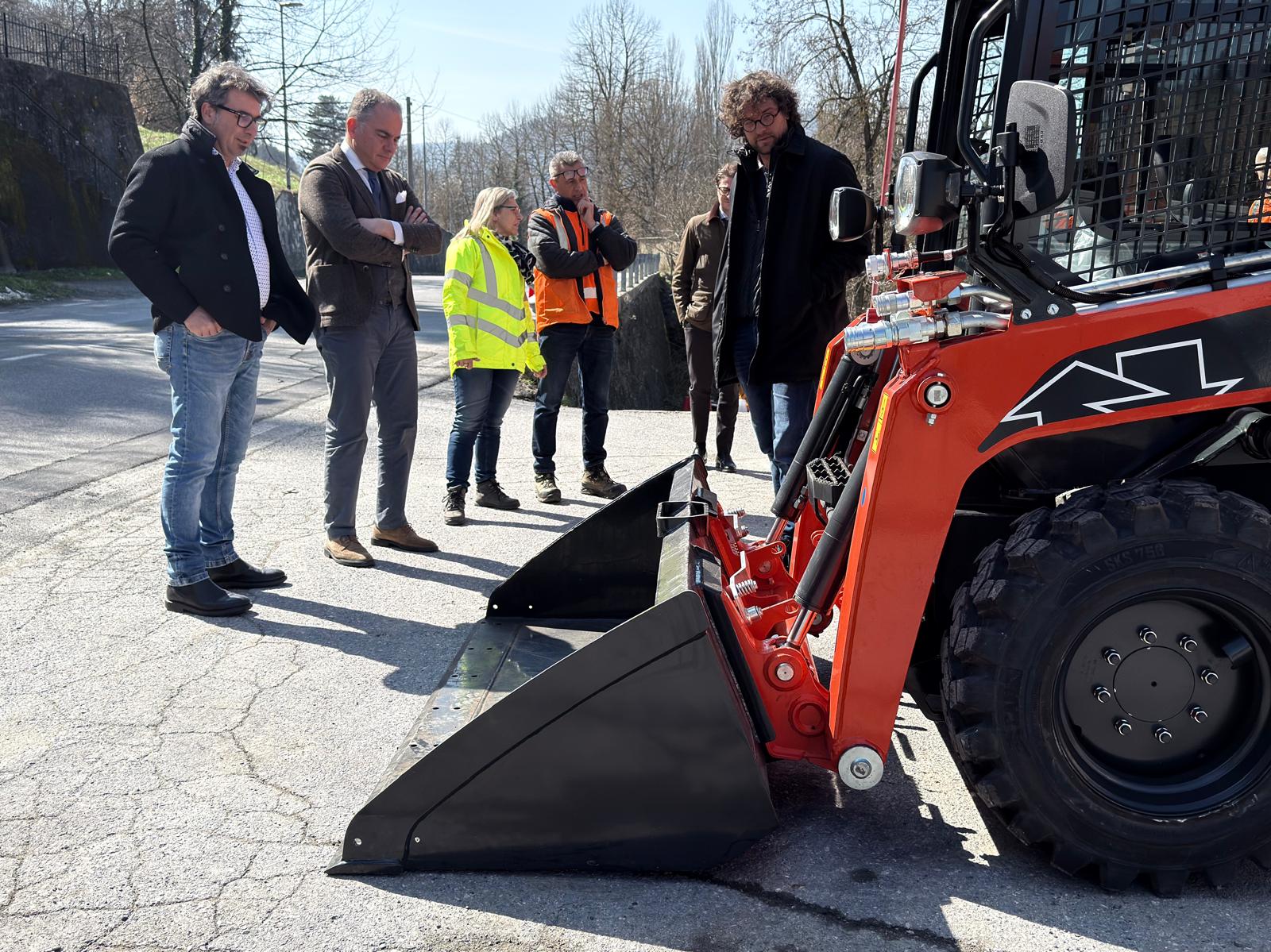 Le autorità locali inaugurano la nuova pala gommata multifunzione per il sassellese in provincia di Savona