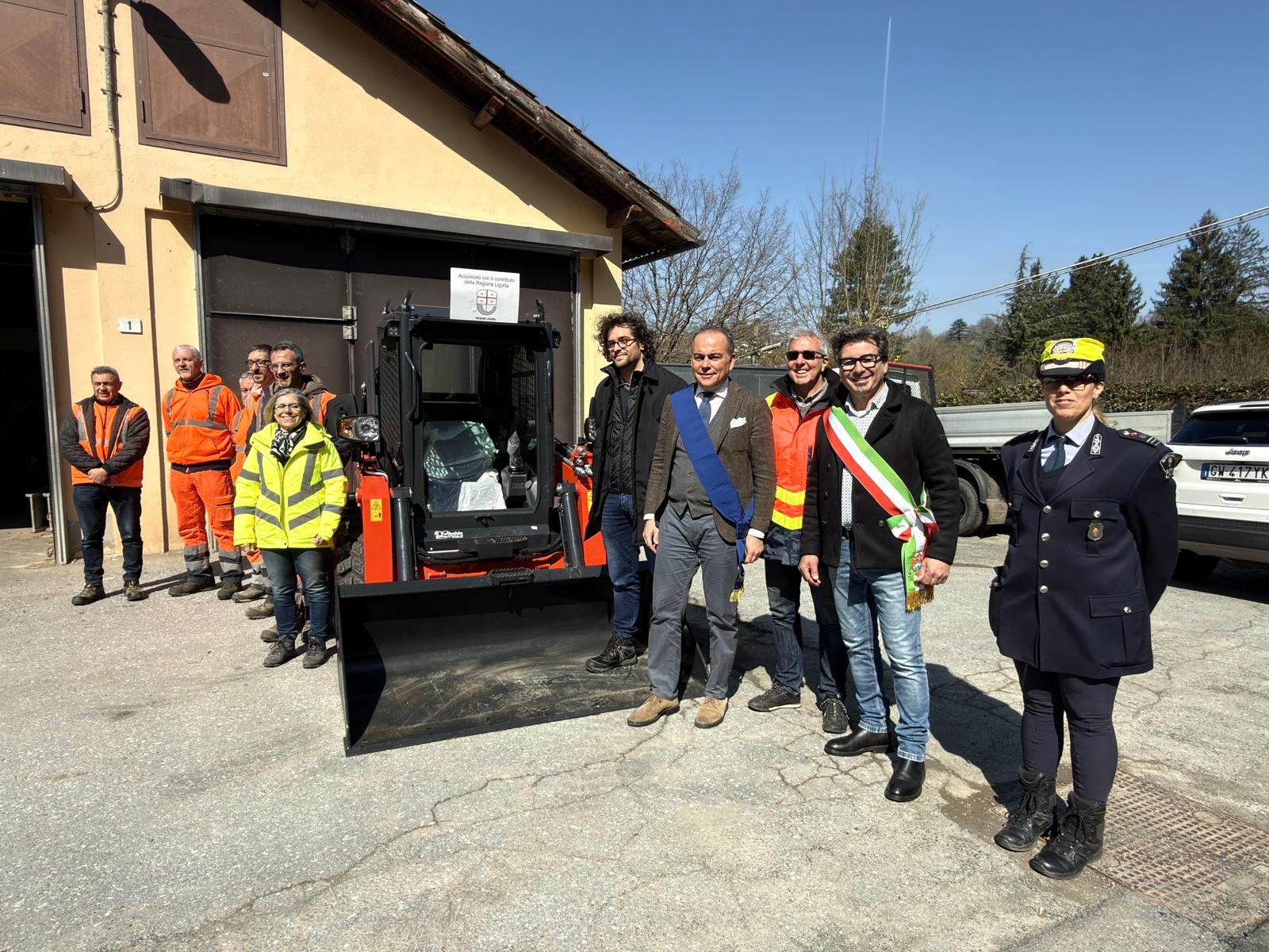 Le autorità locali inaugurano la nuova pala gommata multifunzione per il sassellese in provincia di Savona