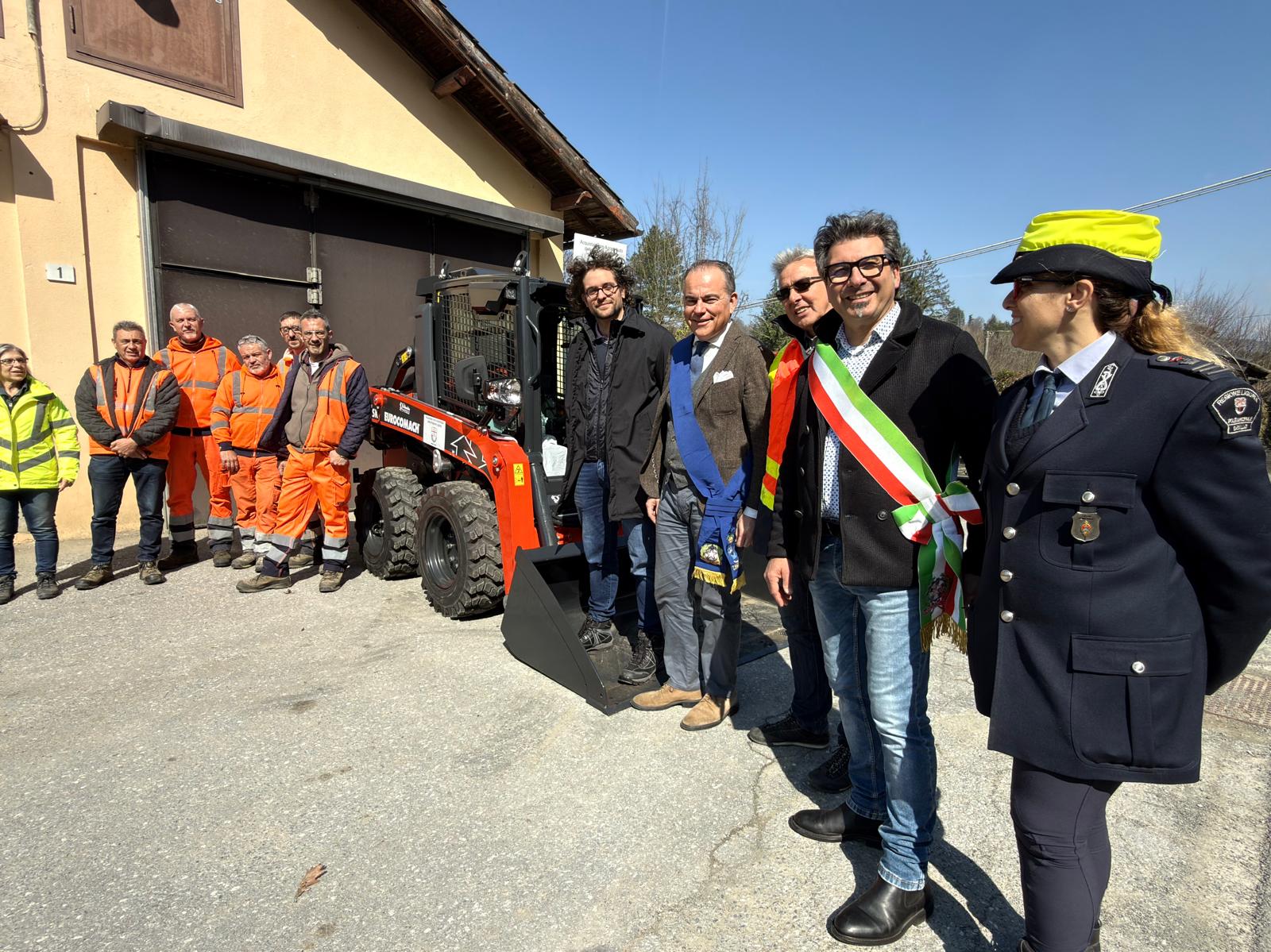 Le autorità locali inaugurano la nuova pala gommata multifunzione per il sassellese in provincia di Savona