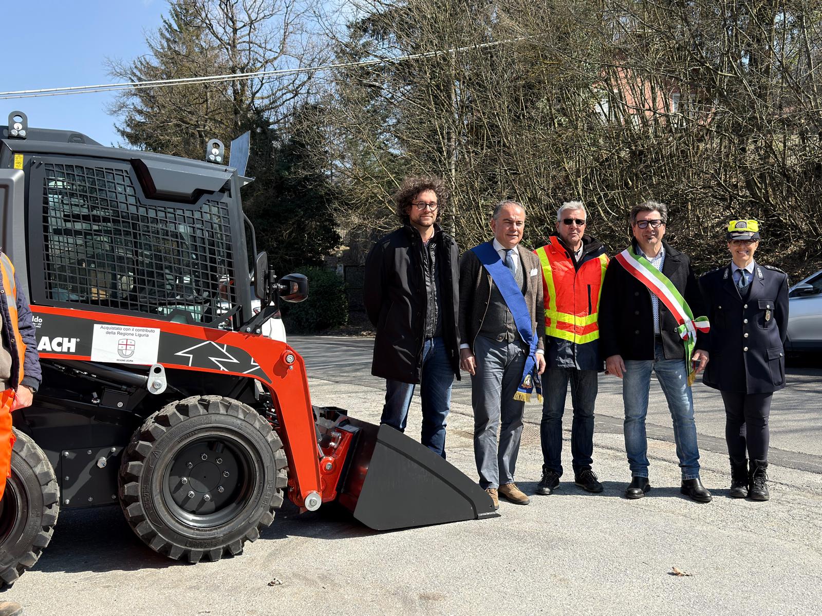 Le autorità locali inaugurano la nuova pala gommata multifunzione per il sassellese in provincia di Savona