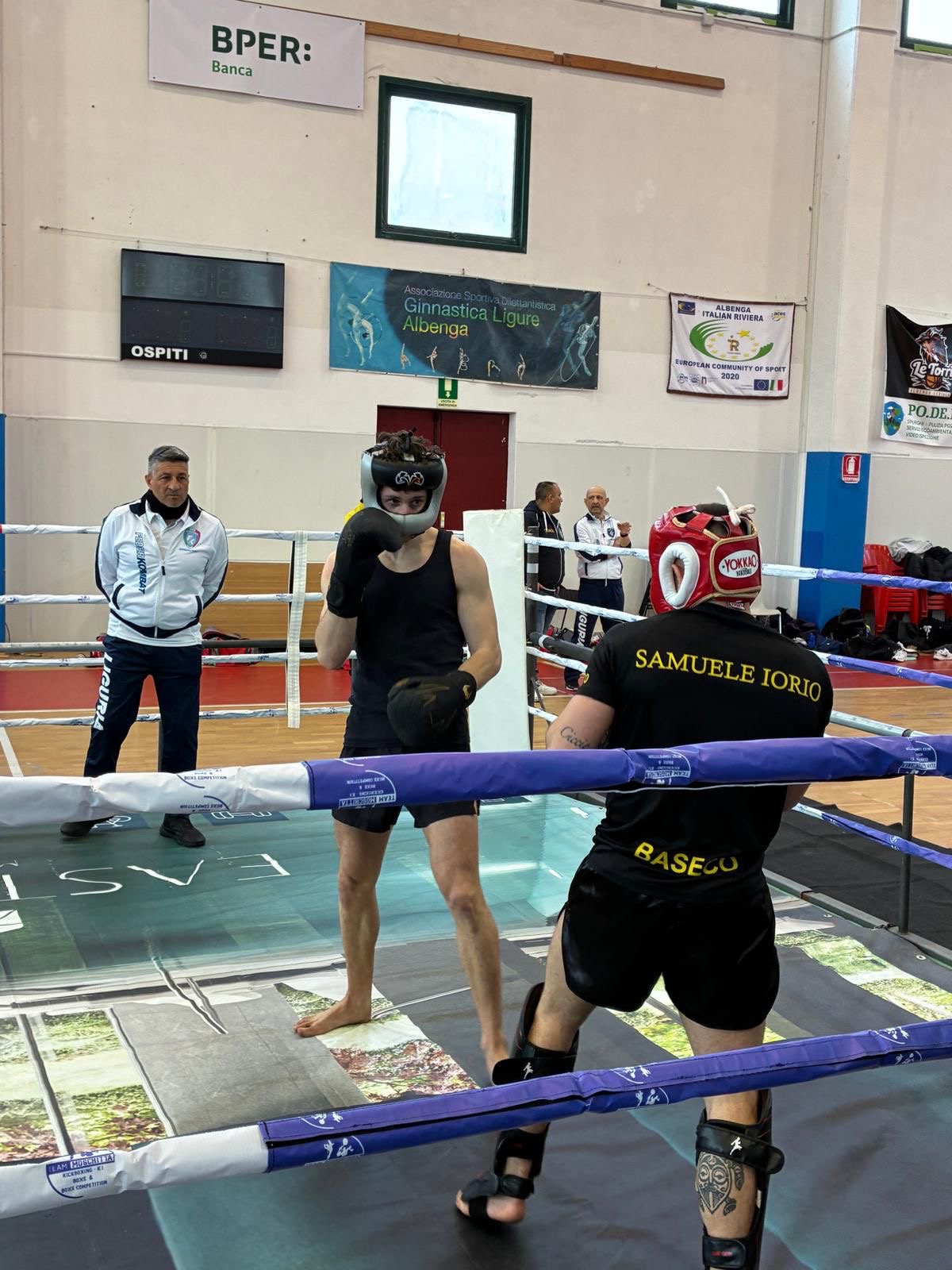 Interno palestra durante gli allenamenti, due atleti sul ring