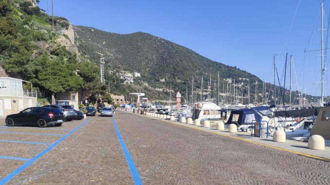 una veduta del parcheggio con la segnaletica rinnovata