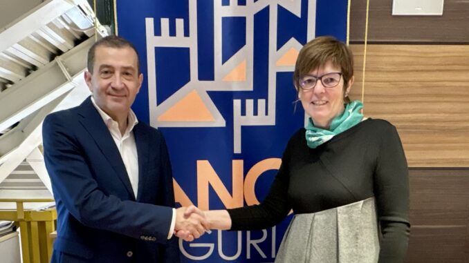 Pierluigi Vinai e Annalisa Cevasco si stringono la mano nella sede genovese di Anci Liguria