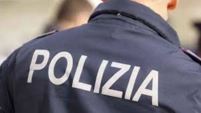 Un agente di spalle con scritta Polizia