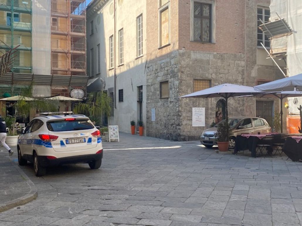 Polizia Locale Albenga indagini in piazza San Michele