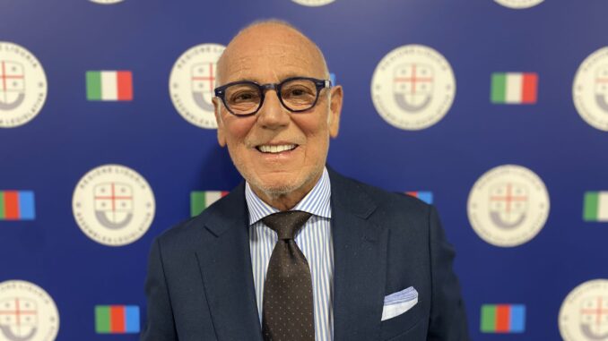 Balleari con lo sfondo i loghi di Regione Liguria e piccoli tricolori