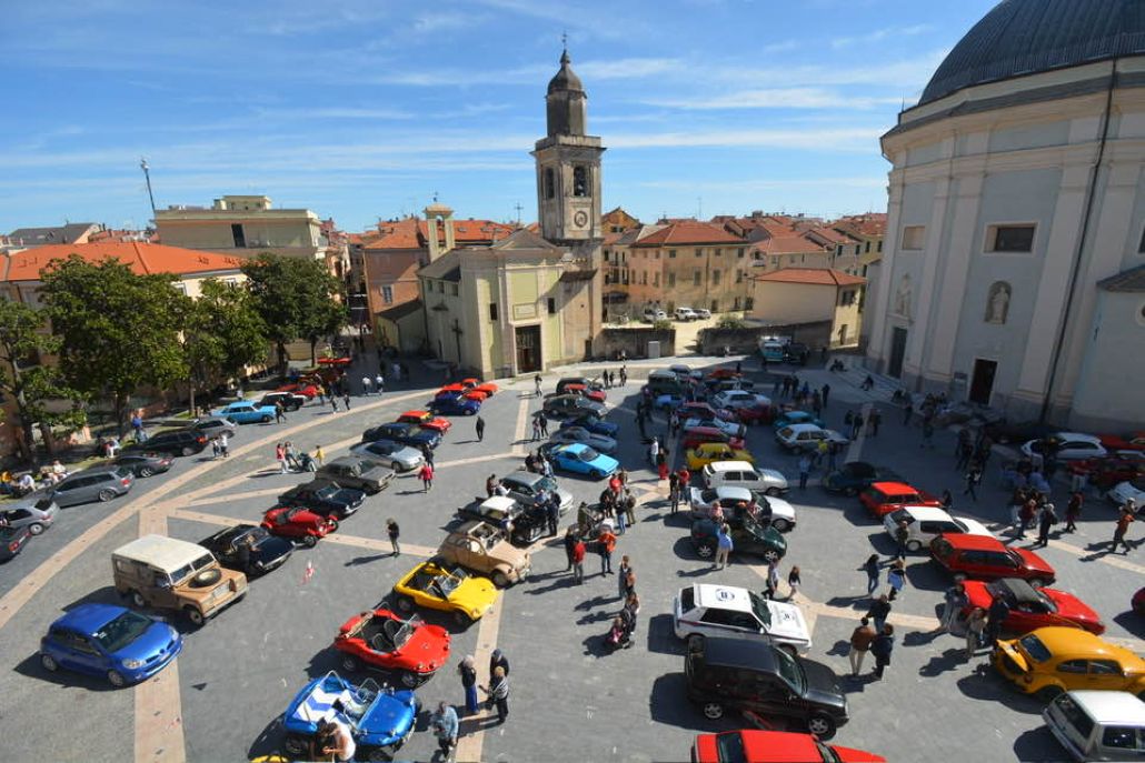 Veduta dall'alto del aduno in piazza Italia di auto d'epoca, nella passata edizione