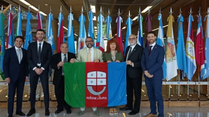 El consejero regional de Inmigración y Emigración Paolo Ripamonti entregó la bandera de la Región de Liguria a la embajada en Buenos Aires