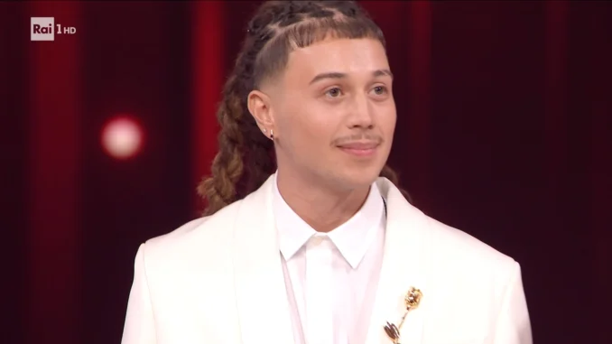 Le musicien rappeur et auteur-compositeur génois Sayf sur la scène de l'Ariston juste avant l'annonce du vainqueur du 76e Festival de Sanremo