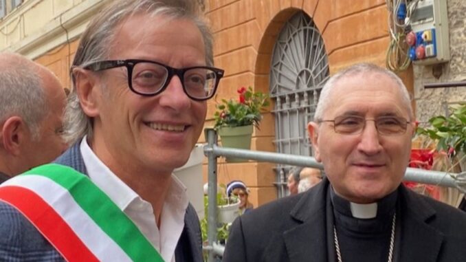 Il vescovo Guglielmo Borghetti insieme al sindaco di Albenga Riccardo Tomatis