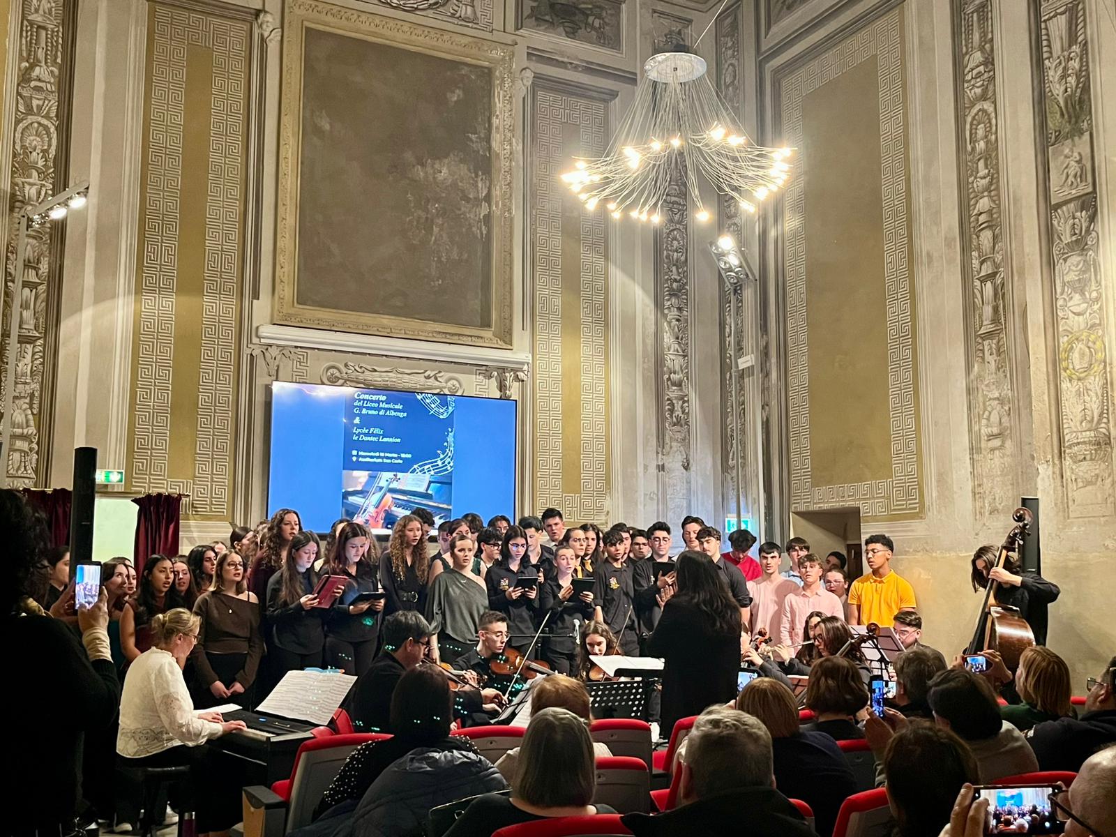 Studenti dei licei di Albenga e Lannion e il concerto al San Carlo