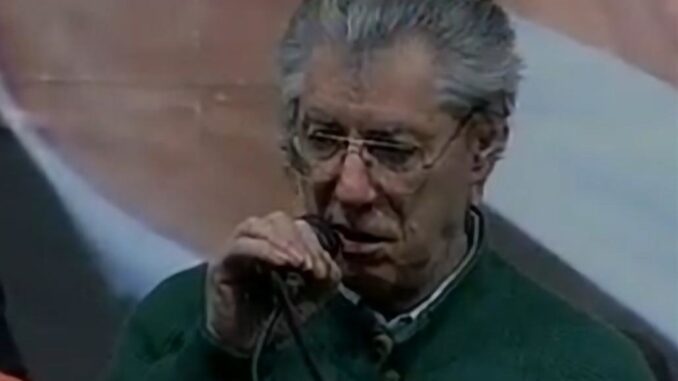 Umberto Bossi davanti a un microfono durante un comizio