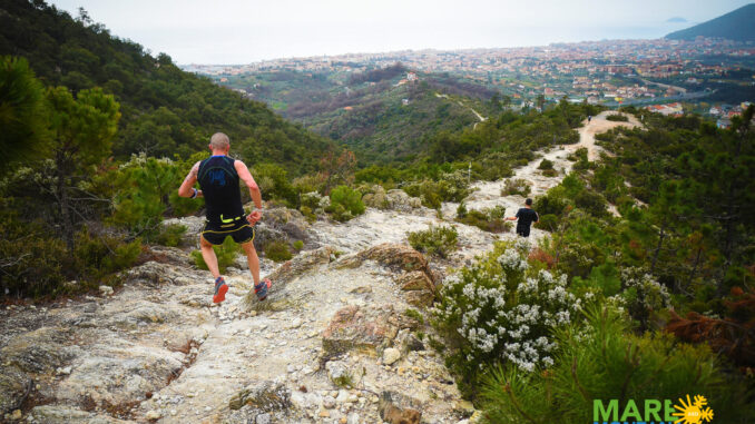 Atleti in competizione lungo il tracciato Vibram Maremontana