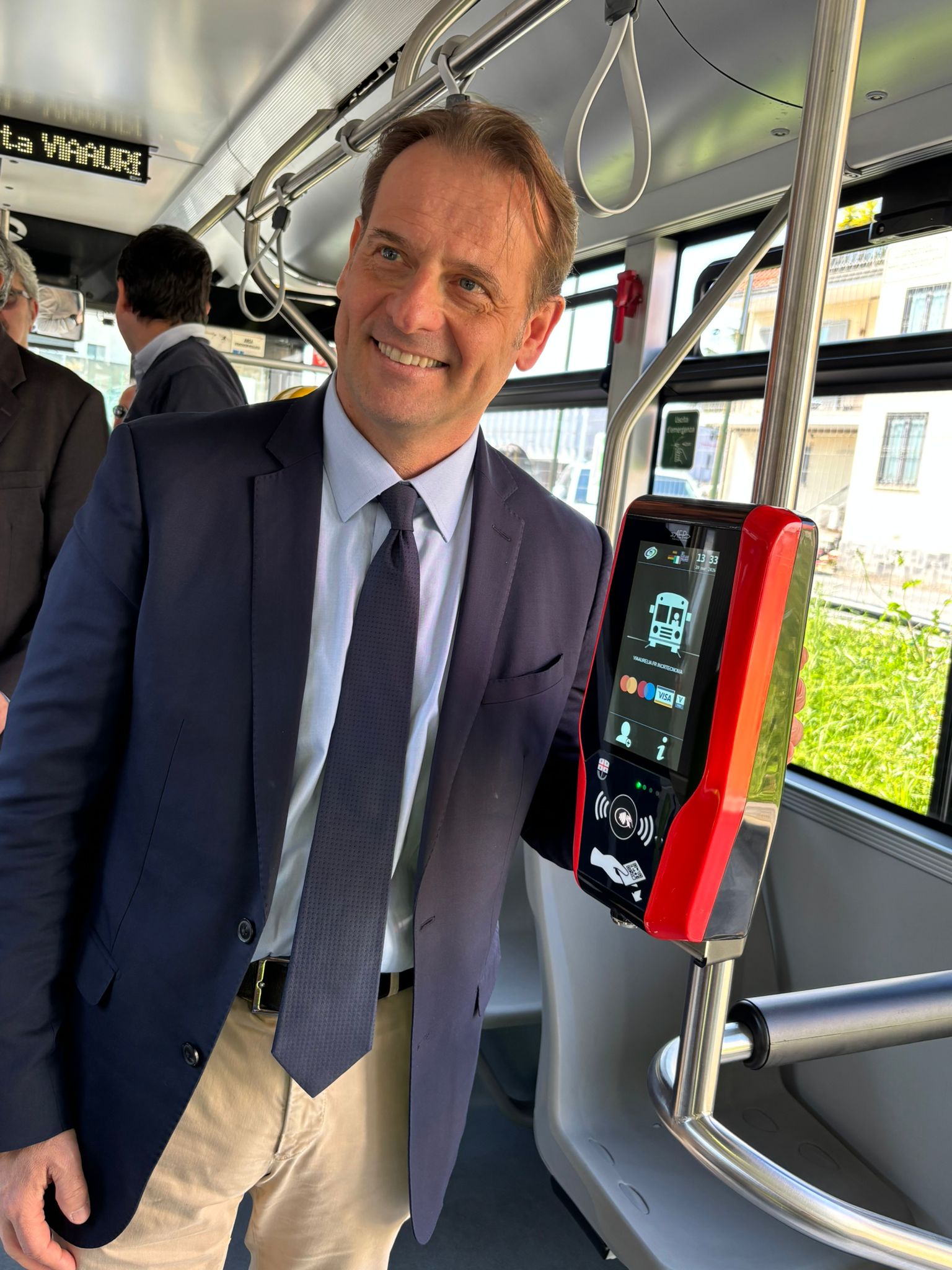 Visita Cisano bigliettazione Tpl - assessore Scajola su un autobus