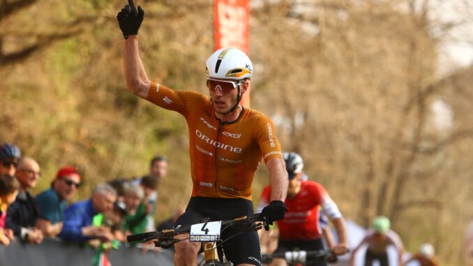 XCO Coupe de la Ville d'Albenga Campochiesa – Élite - Arrivée Mathis Azzaro (Crédits : photo d'Alessandro Di Donato)