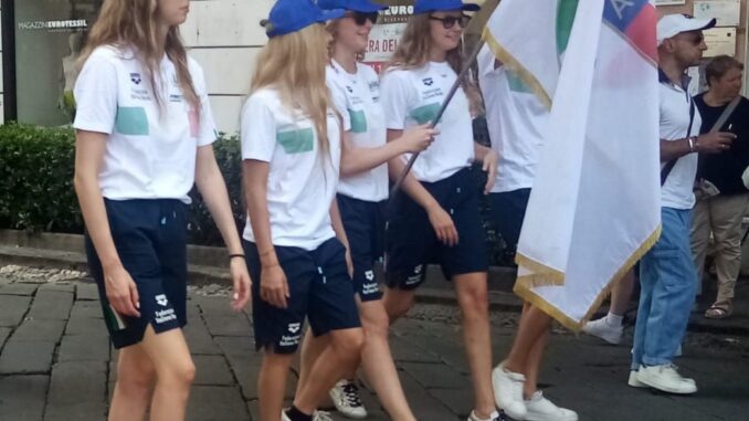 Atlete del Coni sfilano a Savona durante una manifestazione