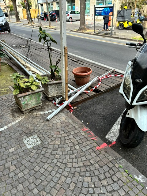 Per il vento crollato il dehor del Bar su viale Martiri