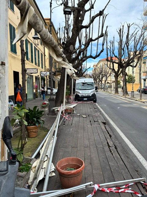 Per il vento crollato il dehor del Bar su viale Martiri