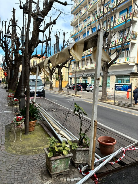 Per il vento crollato il dehor del Bar su viale Martiri