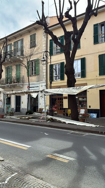 Per il vento crollato il dehor del Bar su viale Martiri