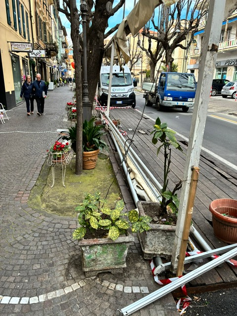 Per il vento crollato il dehor del Bar su viale Martiri